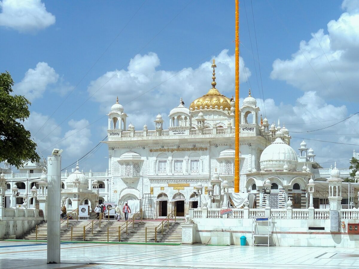 hyderabad to nanded cab
